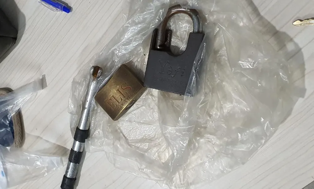 Trộm bỏ lại một cây sắt dùng để phá cửa và các ổ khóa đã hỏng. Ảnh: NT