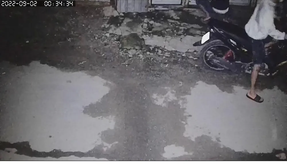 Do không thấy tài sản giá trị, hai thanh niên này rời đi. Ảnh chụp từ clip