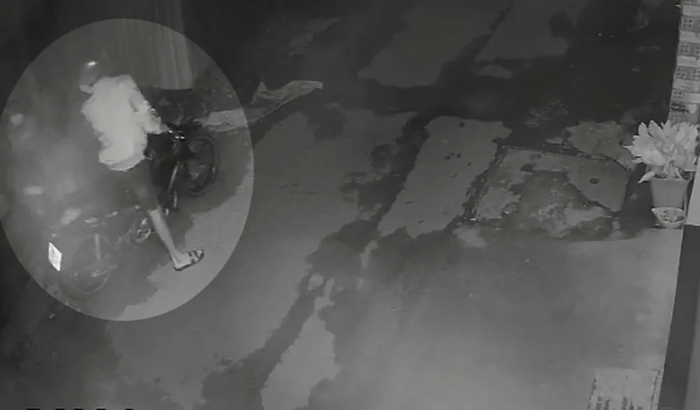 Rạng sáng ngày 2-9, hai thanh niên phá cửa, đột nhập một xưởng may gần đó. Ảnh chụp từ clip