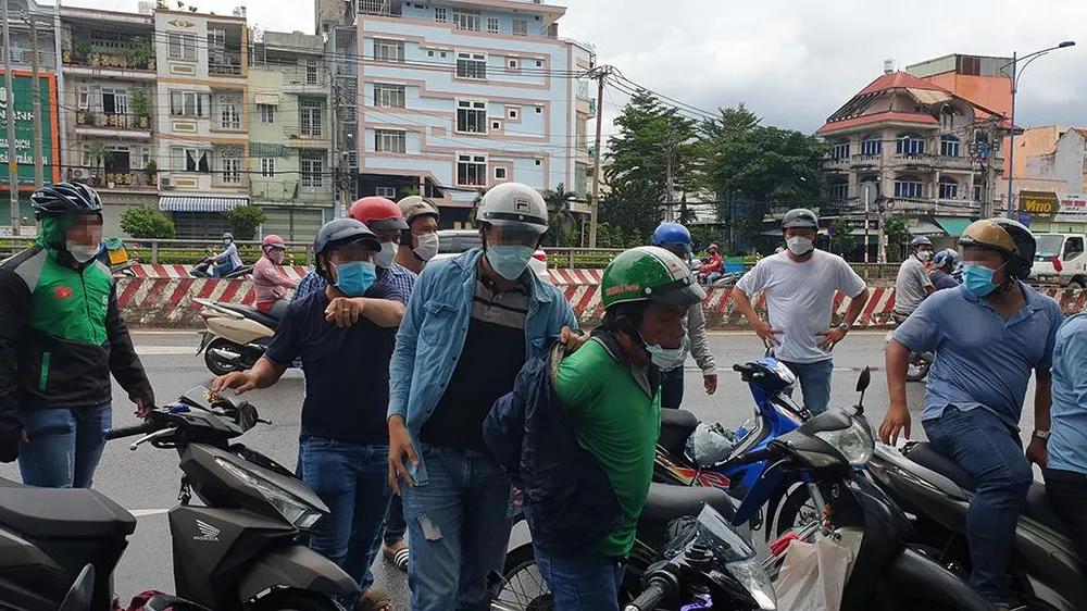 Trinh sát hình sự theo dõi, bắt quả tang Trần Văn Thành giật một triệu đồng của người phụ nữ. Ảnh: TÂN YÊN