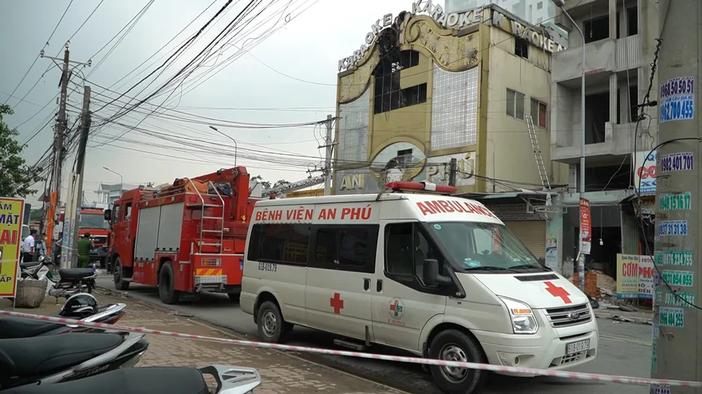 Các xe cấp cứu vẫn túc trực ở hiện trường. Ảnh: TÂN THƠ