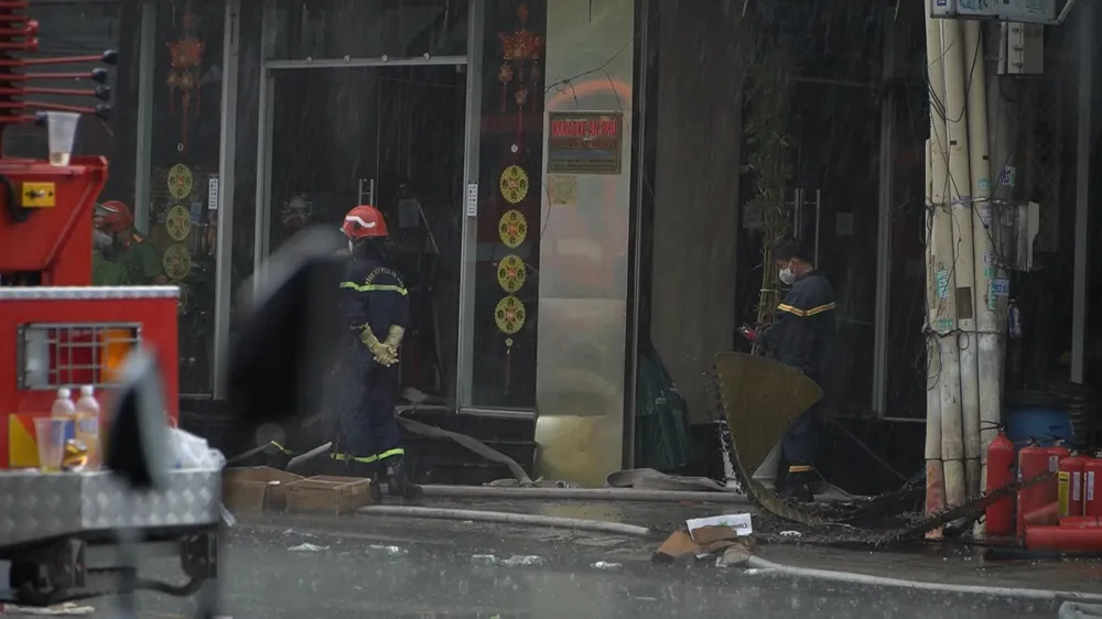 Trong lúc đó, cảnh sát vẫn đang ở hiện trường, thực hiện các công tác tiếp theo. Ảnh: THƠ TÂN