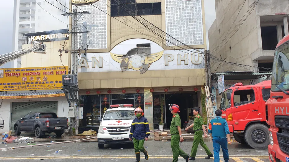 Cảnh sát phong tỏa hiện trường, thực hiện các công tác tiếp theo sau vụ cháy. Ảnh: TÂN THƠ