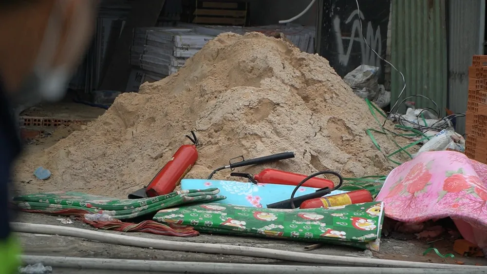 Các vật dụng phục vụ chữa cháy, cứu người vương vãi ở hiện trường. Ảnh: TÂN THƠ