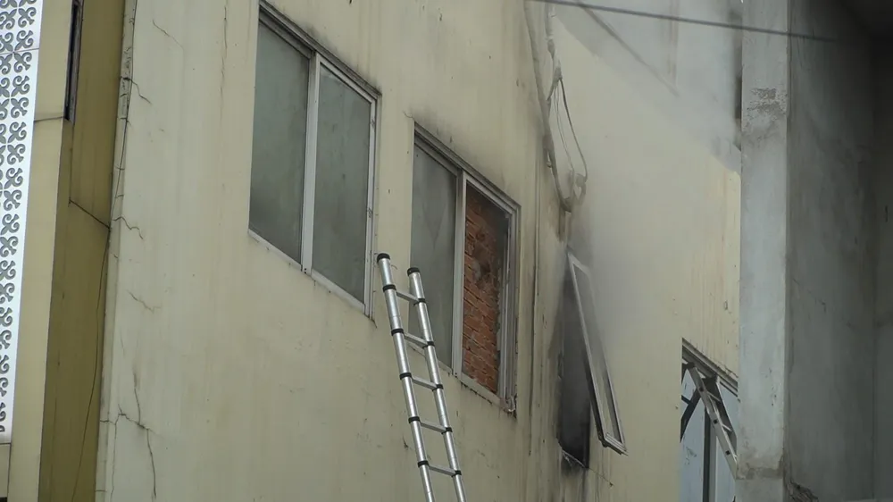 Một số ô cửa sổ bên hông quán đã bị xây bít bằng gạch. Ảnh: THƠ TÂN