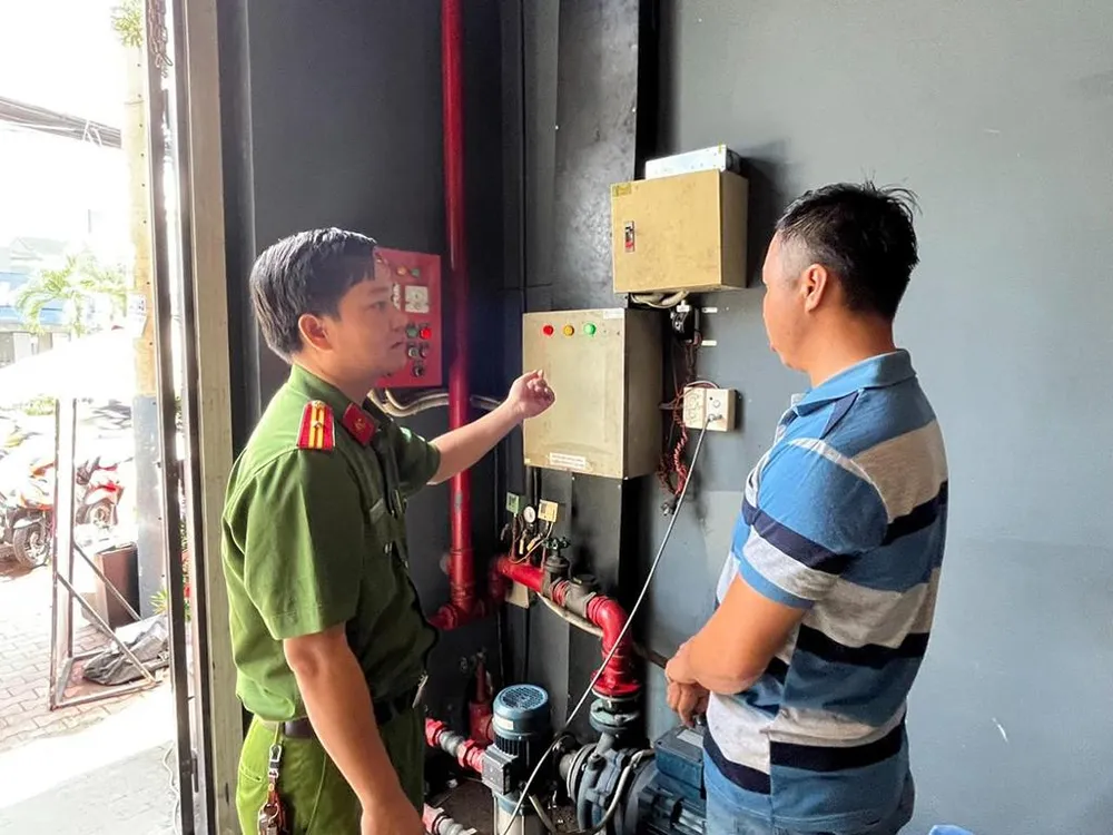 Công an TP.HCM đang tổng kiểm tra PCCC tại các quán karaoke, quán bar... Ảnh: PC07