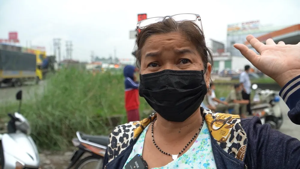 Bà Phượng cho biết các cư dân chung cư đã tìm cách cứu những người mắc kẹt. Ảnh: TÂN THƠ