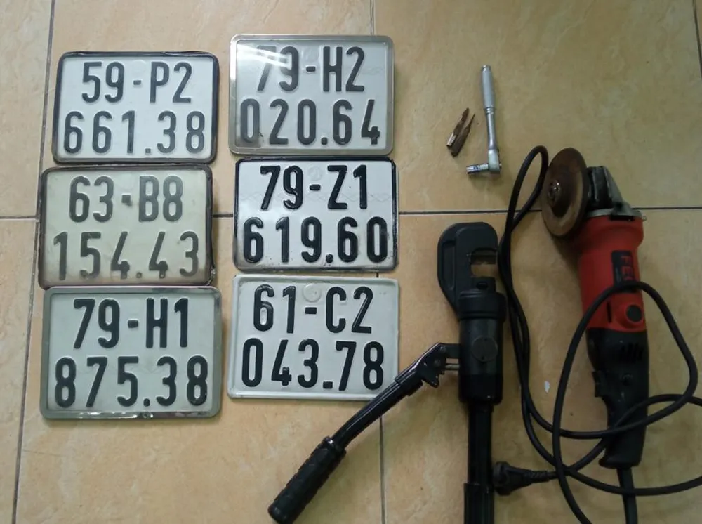 Tang vật bị công an thu giữ tại nơi ở của Tiến. Ảnh: CA