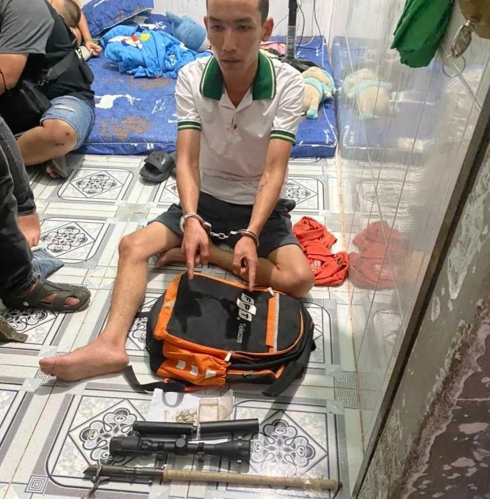 Công an thu giữ súng và nhiều đạn tại nơi ở của Thắng. Ảnh: CA Công an thu giữ súng và nhiều đạn tại nơi ở của Thắng. Ảnh: CA