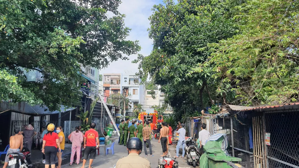 Theo người dân, thời điểm khói lửa bùng lên thì căn nhà vắng chủ. Ảnh: NT Theo người dân, thời điểm khói lửa bùng lên thì căn nhà vắng chủ. Ảnh: NT