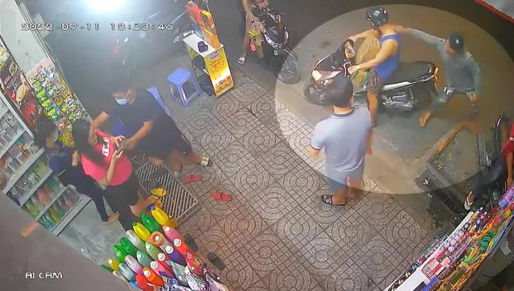 Nam thanh niên lợi dụng sơ hở cướp giật sợi dây chuyền của khách tới mua hàng. Ảnh: Chụp từ clip