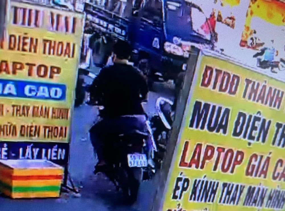 Người này sau đó chạy ngược chiều trên đường Trường Chinh. Ảnh chụp từ clip Người này sau đó chạy ngược chiều trên đường Trường Chinh. Ảnh chụp từ clip