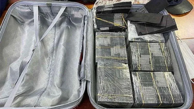 Mỗi valy có 12 cọc giấy phủ bằng hóa chất đen, có in hình của đồng tiền mệnh giá 100 USD. Mỗi valy có 12 cọc giấy phủ bằng hóa chất đen, có in hình của đồng tiền mệnh giá 100 USD.