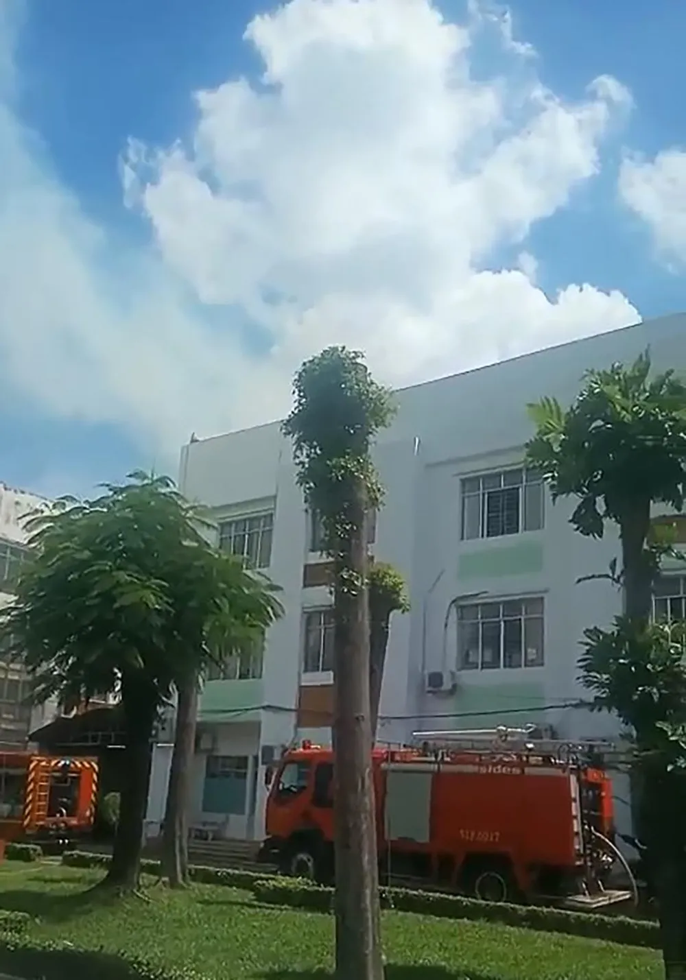 Khói bốc lên từ bên trong UBND phường Tân Tạo, quận Bình Tân. Ảnh: HT Khói bốc lên từ bên trong UBND phường Tân Tạo, quận Bình Tân. Ảnh: HT