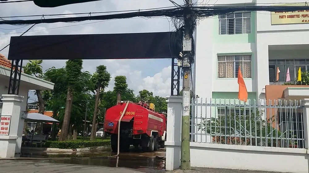 Cảnh sát PCCC sau đó điều xe cứu hỏa tới dập lửa. Ảnh: HT Cảnh sát PCCC sau đó điều xe cứu hỏa tới dập lửa. Ảnh: HT