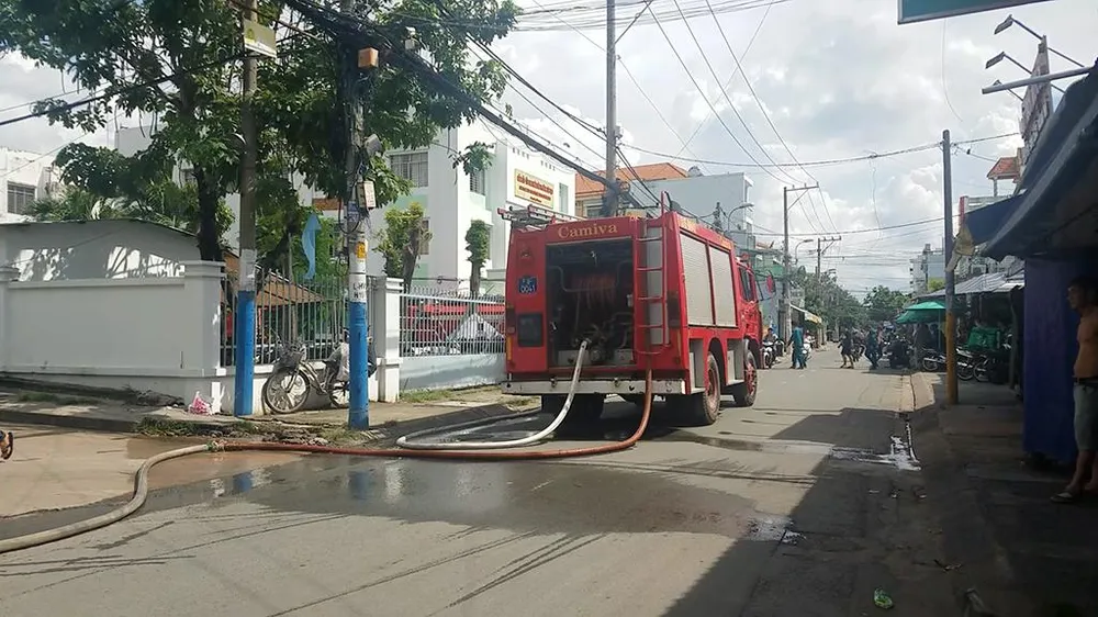 Đám cháy nhanh chóng được khống chế sau đó. Ảnh: HT Đám cháy nhanh chóng được khống chế sau đó. Ảnh: HT