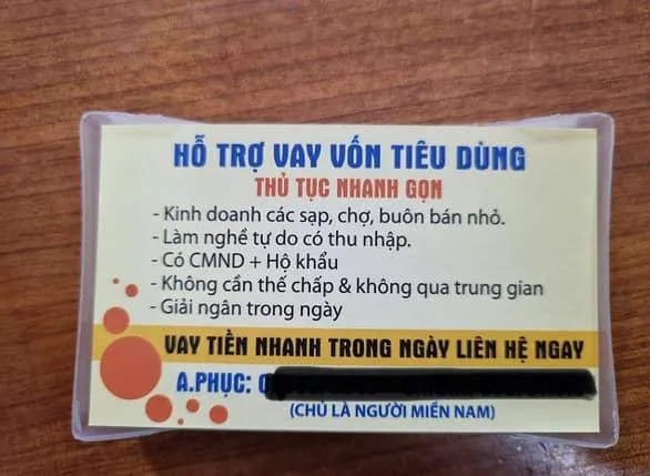 Các tờ quảng cáo do nhóm này phát ở nhiều khu vực tại TP.HCM. Ảnh: CA Các tờ quảng cáo do nhóm này phát ở nhiều khu vực tại TP.HCM. Ảnh: CA