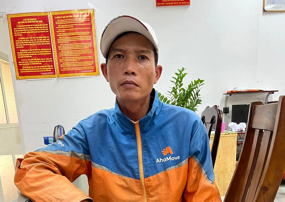 Lành khi đang nhận thuốc lá lậu từ bà Thu để đi giao thì bị công an bắt quả tang. Ảnh: CA