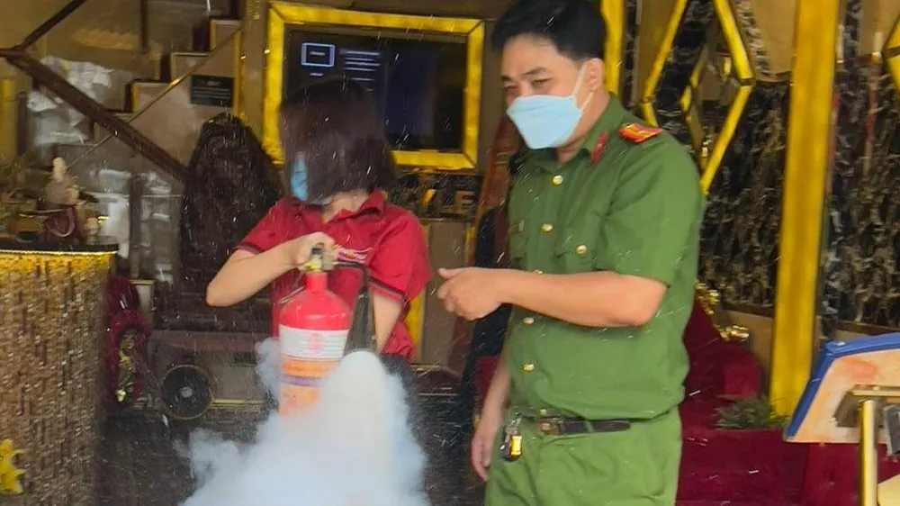 Thời gian qua, Công an quận Gò Vấp thường xuyên kiểm tra về công tác đảm bảo PCCC tại các cơ sở kinh doanh ăn uống, karaoke trên địa bàn. Ảnh: CA