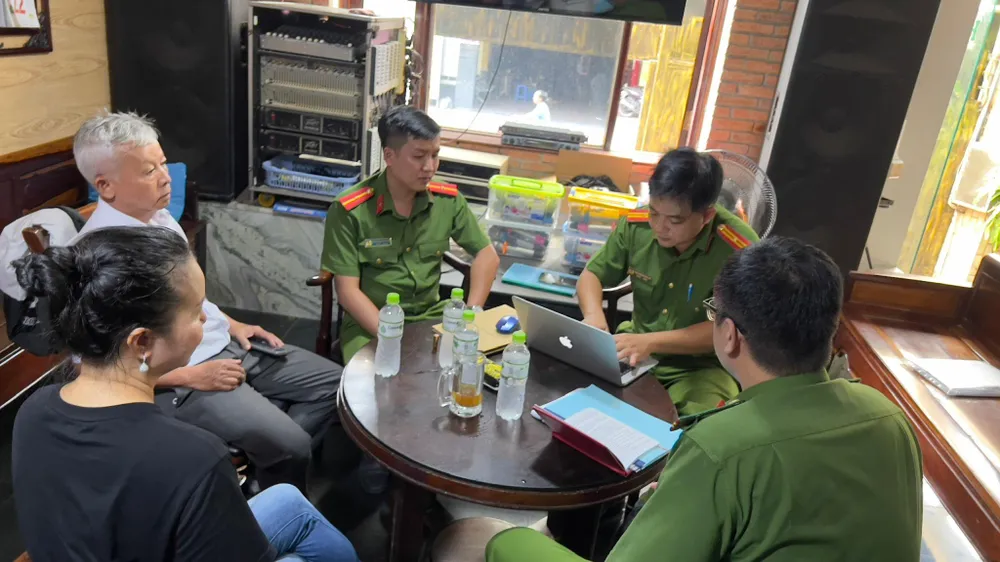 Công an quận Gò Vấp kiểm tra, yêu cầu các chủ cơ sở kinh doanh đảm bảo công tác PCCC. Ảnh: CA