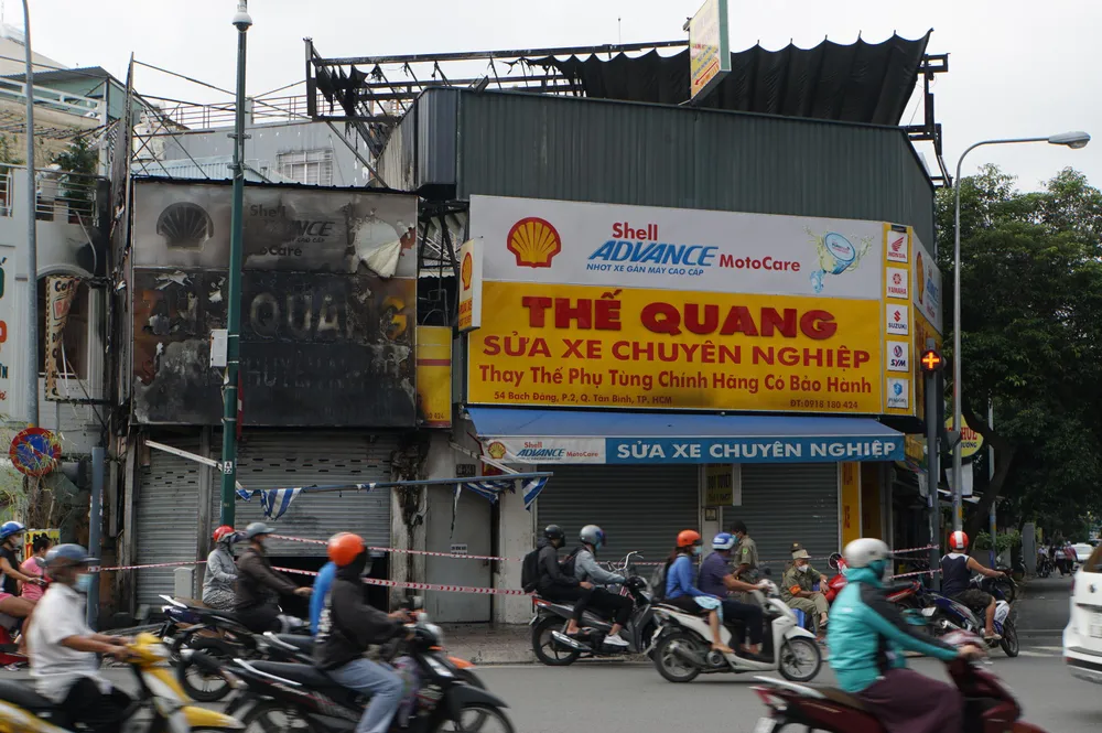 Lửa bùng lên từ căn nhà đồng thời là tiệm sửa xe ngay cửa ngõ sân bay Tân Sơn Nhất. Ảnh: HT Lửa bùng lên từ căn nhà đồng thời là tiệm sửa xe ngay cửa ngõ sân bay Tân Sơn Nhất. Ảnh: HT