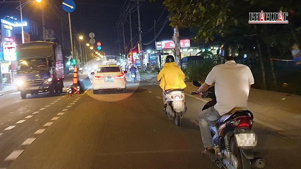 PV Báo Pháp Luật TP.HCM đeo bám chiếc xe ô tô từ TP.HCM xuống Long An và cập nhật hành trình cho lực lượng phối hợp. Ảnh: YT