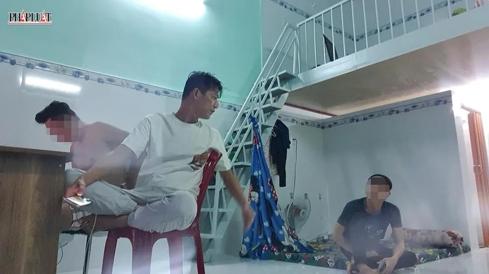 Bùi Hoàng Hiệp tại ngôi nhà trọ trên đường HT44, quận 12 trao đổi với Bách về việc vượt biên sang Capuchia làm &quot;việc nhẹ lương cao&quot;. Ảnh: YT