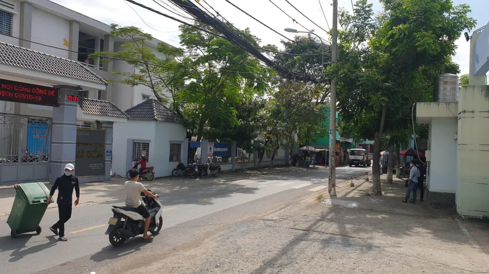 Khu vực xảy ra vụ cướp giật trước cổng trường cấp 3. Ảnh: NT