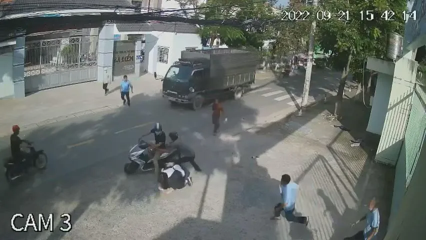 Nữ sinh giằng co với người đàn ông cướp giật tài sản. Ảnh chụp từ clip