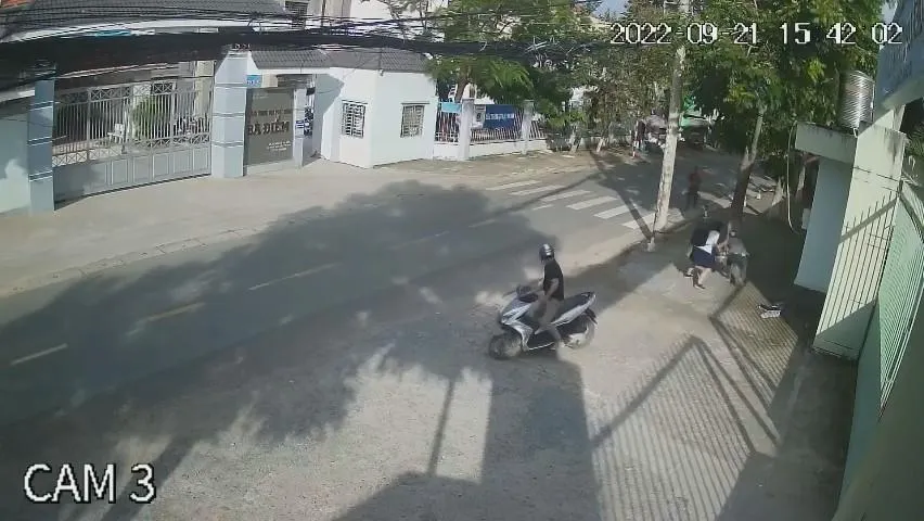 Hai người đàn ông sau đó tẩu thoát. Ảnh chụp từ clip