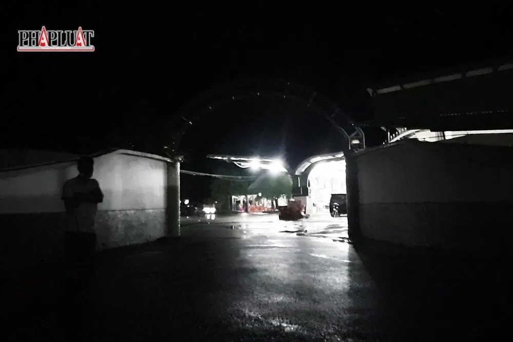 Lực lượng chức năng đã phối hợp ập vào khu vực bãi xe ở ven bờ Kênh Cũ để bắt quả tang hành vi đưa người vượt biên trái phép. Ảnh: YT