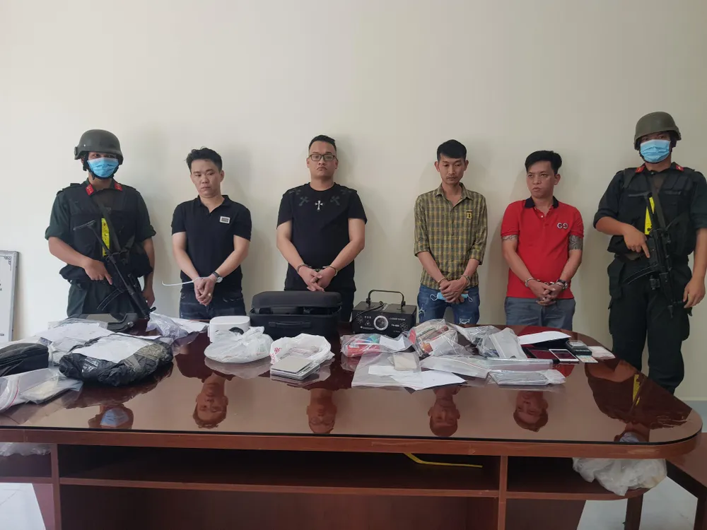 Công an bắt bốn người liên quan để điều tra trong đó có Ân là người cầm đầu (thứ 3 từ trái sang). Ảnh: CA Công an bắt bốn người liên quan để điều tra trong đó có Ân là người cầm đầu (thứ 3 từ trái sang). Ảnh: CA