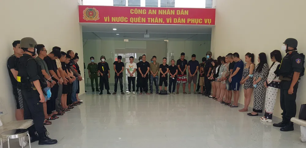 Công an ập vào chung cư trên địa bàn quận 4 phát hiện hàng chục người đang tổ chức tiệc ma túy. Ảnh: CA Công an ập vào chung cư trên địa bàn quận 4 phát hiện hàng chục người đang tổ chức tiệc ma túy. Ảnh: CA