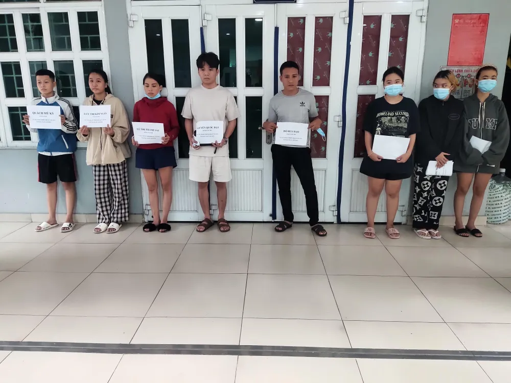 Công an huyện Bình Chánh bắt nhóm lừa đảo giả mạo ngân hàng để cho vay lãi suất 0 đồng. Ảnh: CA Công an huyện Bình Chánh bắt nhóm lừa đảo giả mạo ngân hàng để cho vay lãi suất 0 đồng. Ảnh: CA