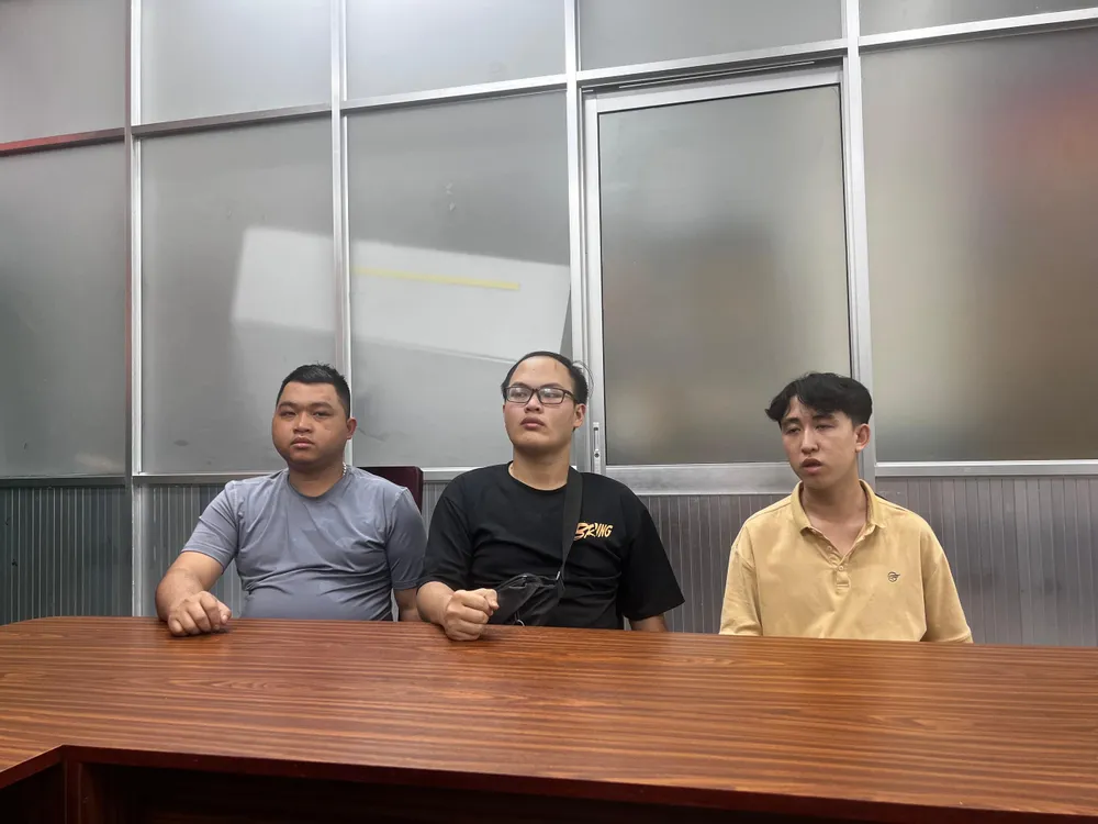 Công an xác định được ba người (ảnh trên) trong đó có Trần Văn Quân (23 tuổi, ngụ quận Bình Tân) và Hoàng Anh Tuấn (27 tuổi, ngụ quận Tân Phú) nắm vai trò giúp sức tích cực cho hoạt động phạm tội của Thạch. Ảnh: NT Công an xác định được ba người (ảnh trên) trong đó có Trần Văn Quân (23 tuổi, ngụ quận Bình Tân) và Hoàng Anh Tuấn (27 tuổi, ngụ quận Tân Phú) nắm vai trò giúp sức tích cực cho hoạt động phạm tội của Thạch. Ảnh: NT