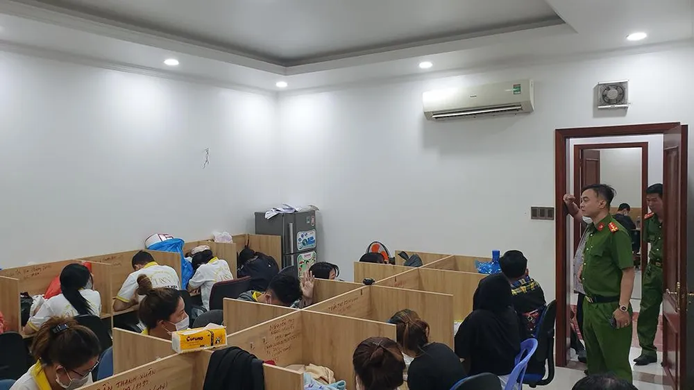 Tại ngôi nhà trên đường Trần Quang Quá, Thạch thuê mướn tổng cộng 82 người rồi cung cấp các số điện thoại để họ gọi điện dẫn dụ việc cho vay tiền lãi suất 0%. Ảnh: NT Tại ngôi nhà trên đường Trần Quang Quá, Thạch thuê mướn tổng cộng 82 người rồi cung cấp các số điện thoại để họ gọi điện dẫn dụ việc cho vay tiền lãi suất 0%. Ảnh: NT