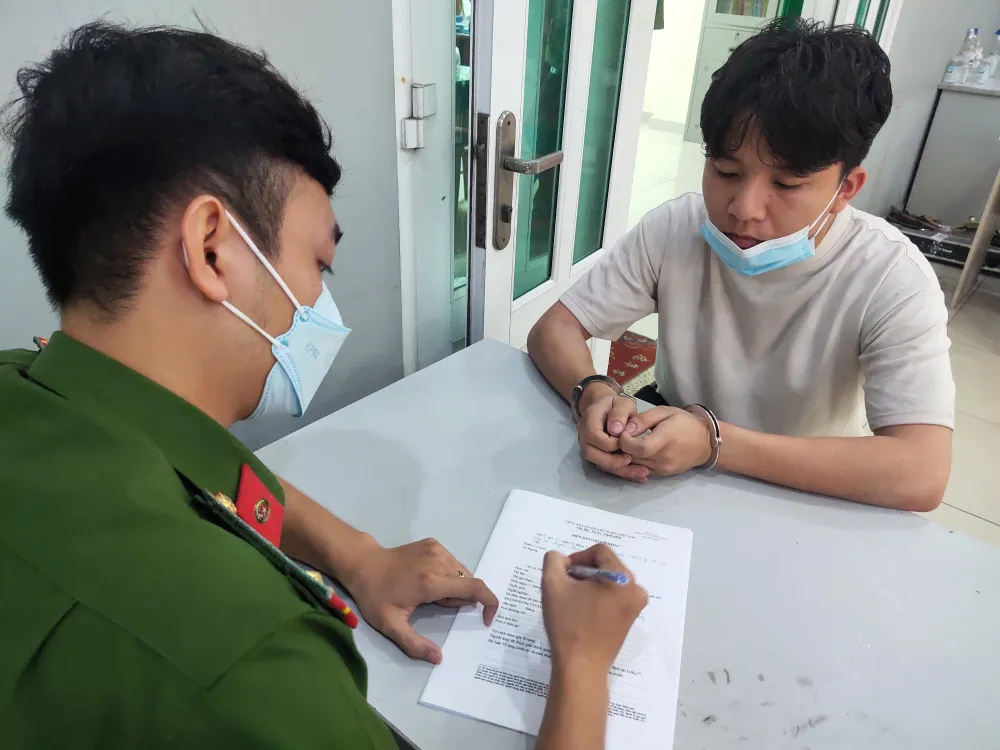 Công an lấy lời khai với Quốc Đạt. Ảnh: CA Công an lấy lời khai với Quốc Đạt. Ảnh: CA