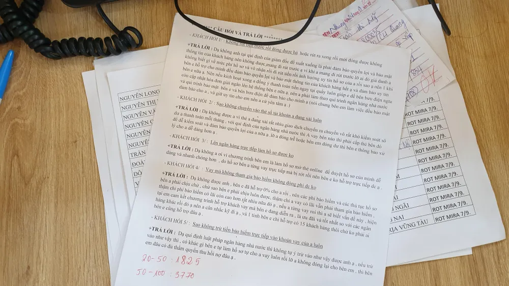 Kịch bản được chuẩn bị sẵn cho các nhân viên đọc, trả lời để khách tin tưởng. Ảnh: NT Kịch bản được chuẩn bị sẵn cho các nhân viên đọc, trả lời để khách tin tưởng. Ảnh: NT