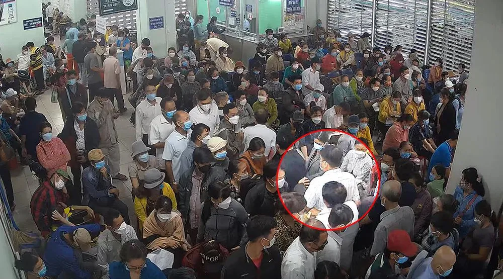 Camera an ninh ở bệnh viện ghi nhận rõ ràng hành vi của ông này. Ảnh chụp từ clip