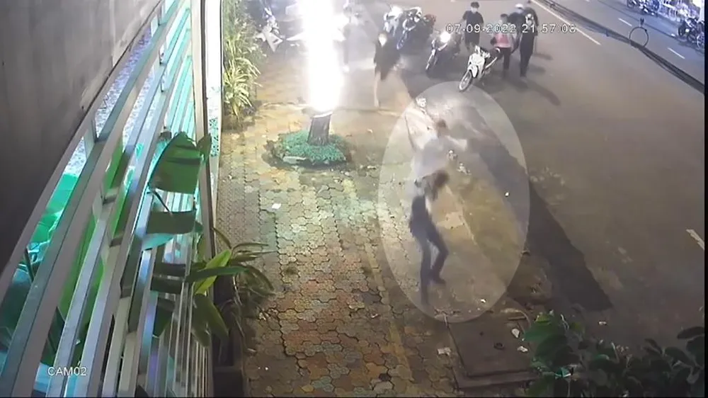 Trước đó, nhóm Giải mang theo hung khí tìm tới chém nhau với nam thiếu niên 15 tuổi ở trước quán cà phê cá koi. Ảnh chụp từ clip Trước đó, nhóm Giải mang theo hung khí tìm tới chém nhau với nam thiếu niên 15 tuổi ở trước quán cà phê cá koi. Ảnh chụp từ clip