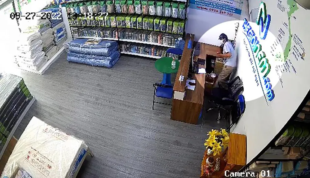 Người đàn ông lấy trộm điện thoại và ví tiền của nữ nhân viên cửa hàng nệm. Ảnh chụp từ clip
