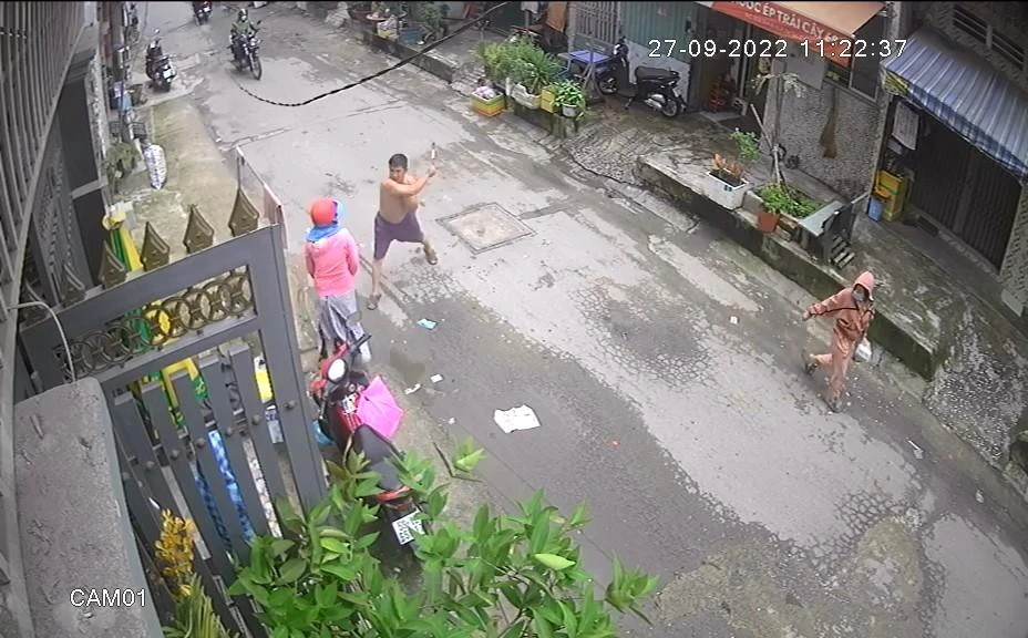 Người đàn ông liền vung gậy đánh trả. Ảnh chụp từ clip