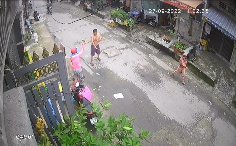 Chị T tức giận nên lấy dép ném trúng ông H. Ảnh chụp từ clip