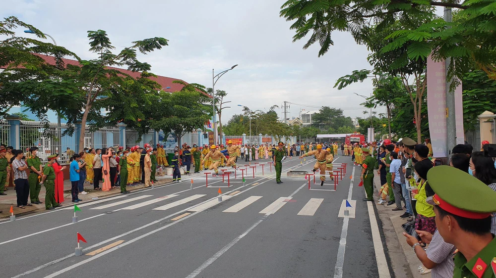 Tham dự có khoảng 500 người thuộc nhiều đơn vị, cơ sở trên địa bàn. Ảnh: NT