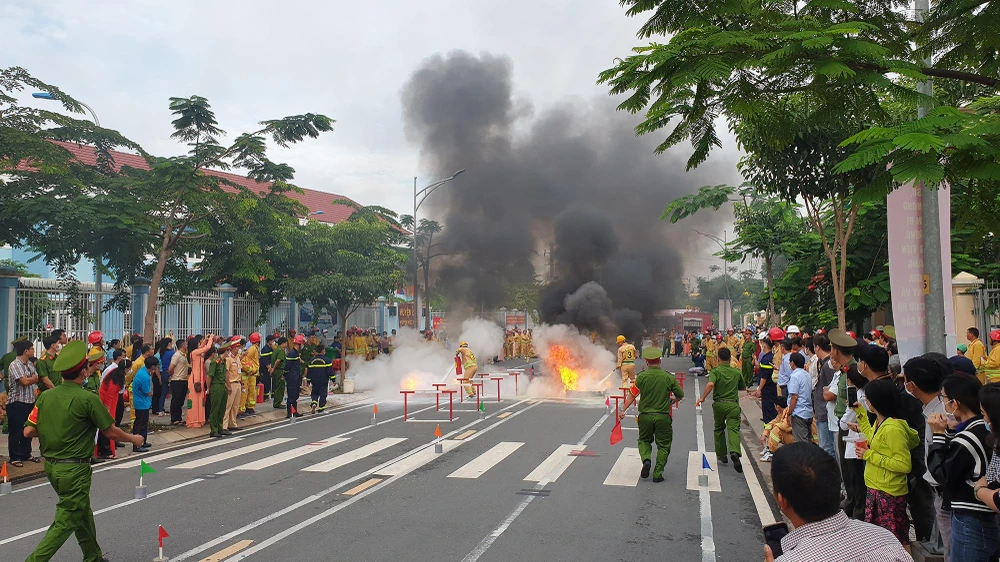 Các đội tham gia nhiều phần thi chữa cháy. Ảnh: NT