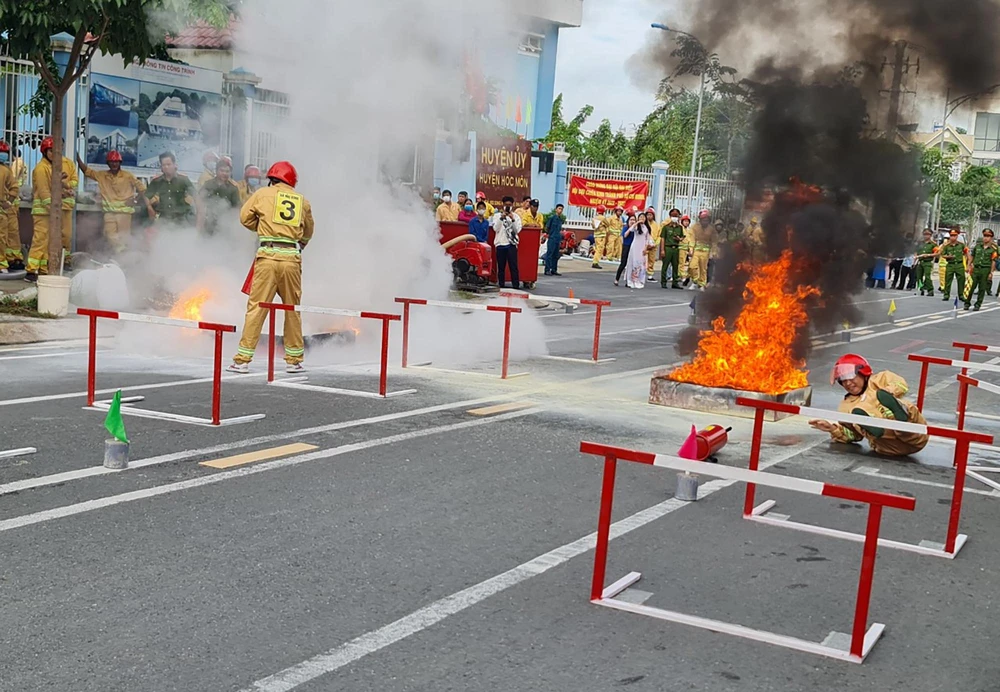 Có 28 đội tuyển thuộc đội dân phòng 12 xã, thị trấn và 16 đội PCCC cơ sở trên địa bàn huyện Hóc Môn tham dự hội thao. Ảnh: NT