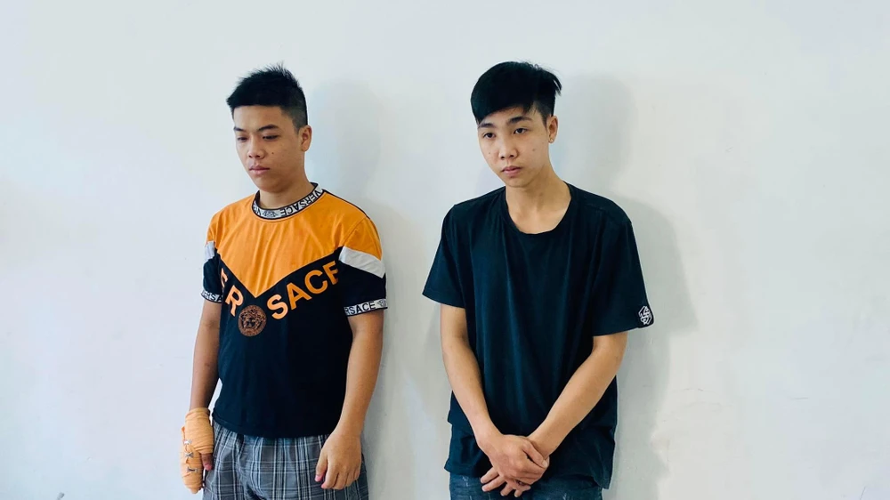 Sang và Sơn tại cơ quan điều tra. Ảnh: HT