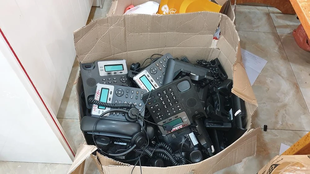 Công an thu giữ một số lượng lớn máy móc, trang thiết bị phục vụ việc lừa đảo. Ảnh: NT Công an thu giữ một số lượng lớn máy móc, trang thiết bị phục vụ việc lừa đảo. Ảnh: NT