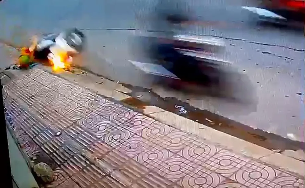 Hình ảnh từ camera an ninh cho thấy nam thanh niên ra tay rất nhanh. Ảnh chụp từ clip