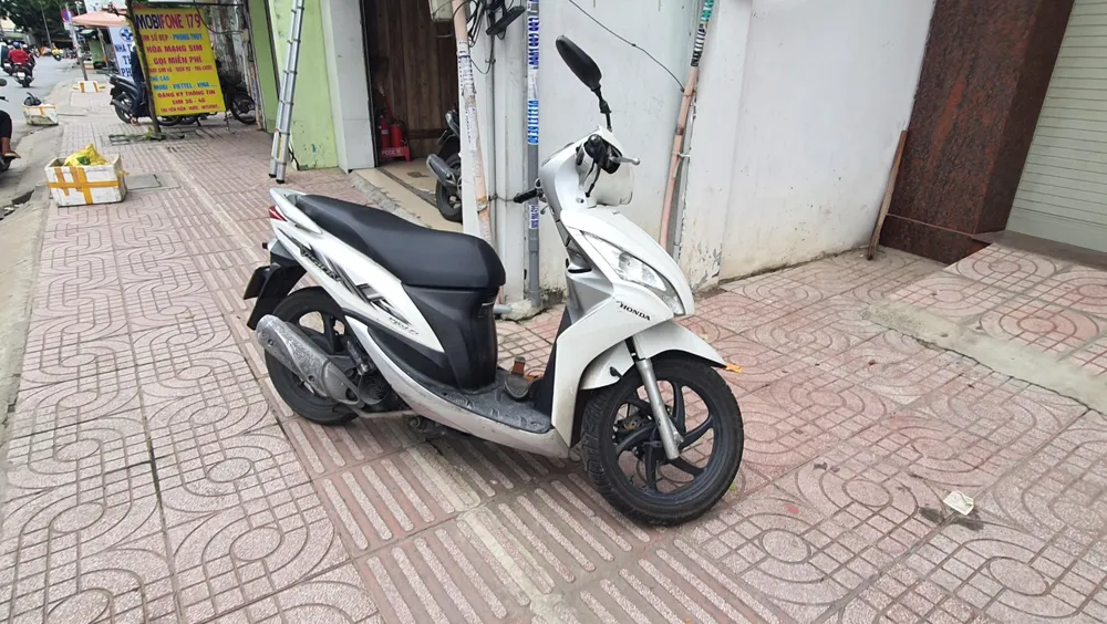 Chiếc xe máy của nạn nhân ở hiện trường. Ảnh: HT